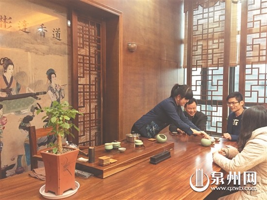 愛(ài)香人士在彬達(dá)香道館內(nèi)品茗聞香